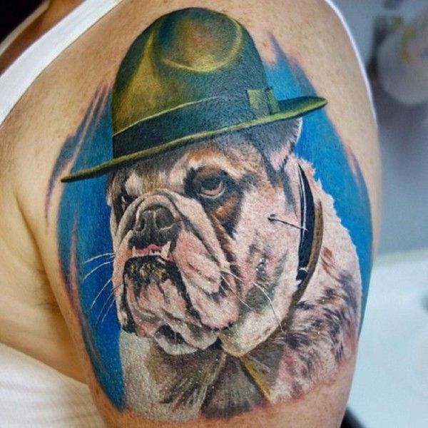 Magnifique ce bulldog à chapeau...