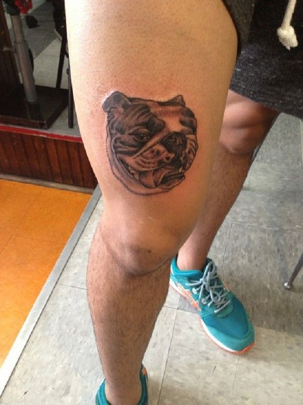 Portrait splendide sur la cuisse...